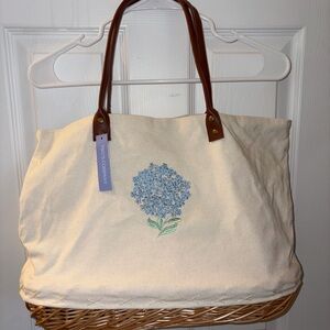 Two's Company hydrangea wicker-bottom tote
